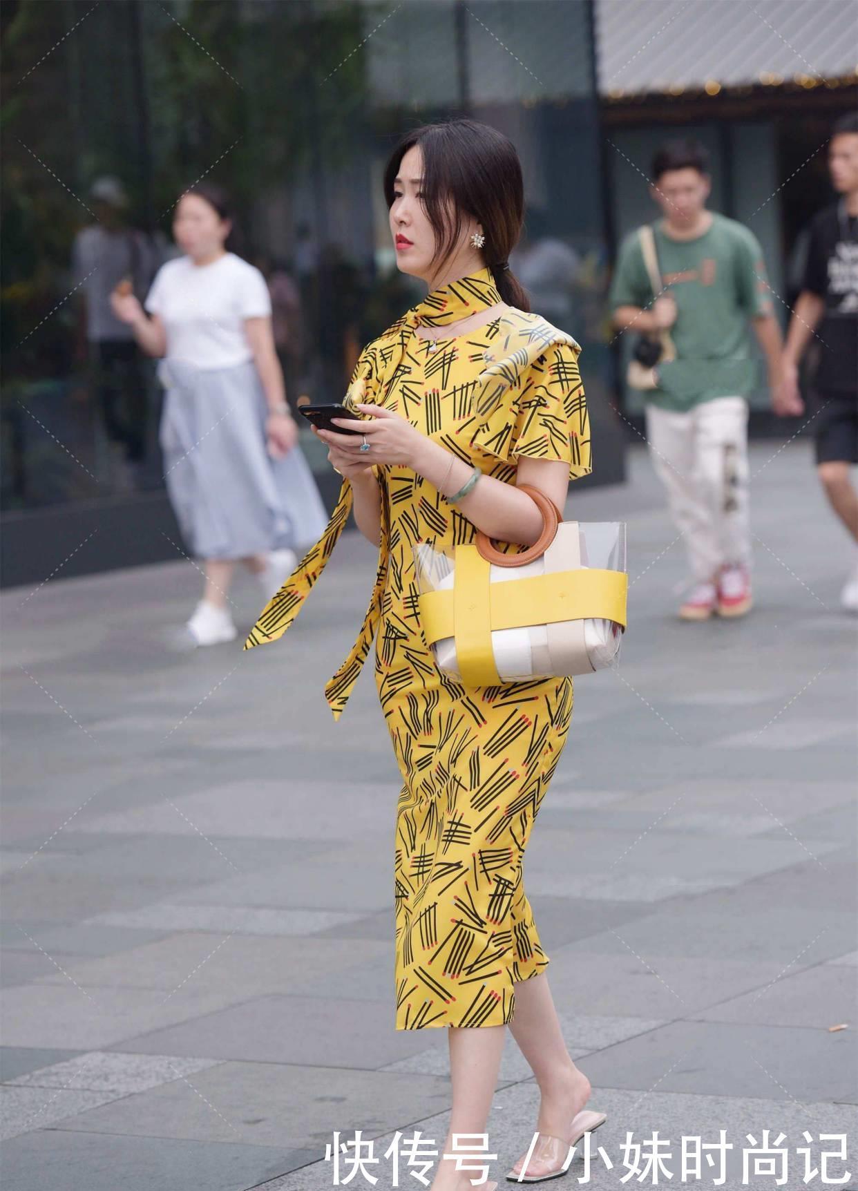 街拍:黄长裙个性又时髦,包包设计独特的潮流,独特的穿搭不爱吗?