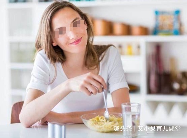 胎儿|超模妈妈怀孕8月,肚子无明显凸起仍有腹肌,被网友怒斥不负责任