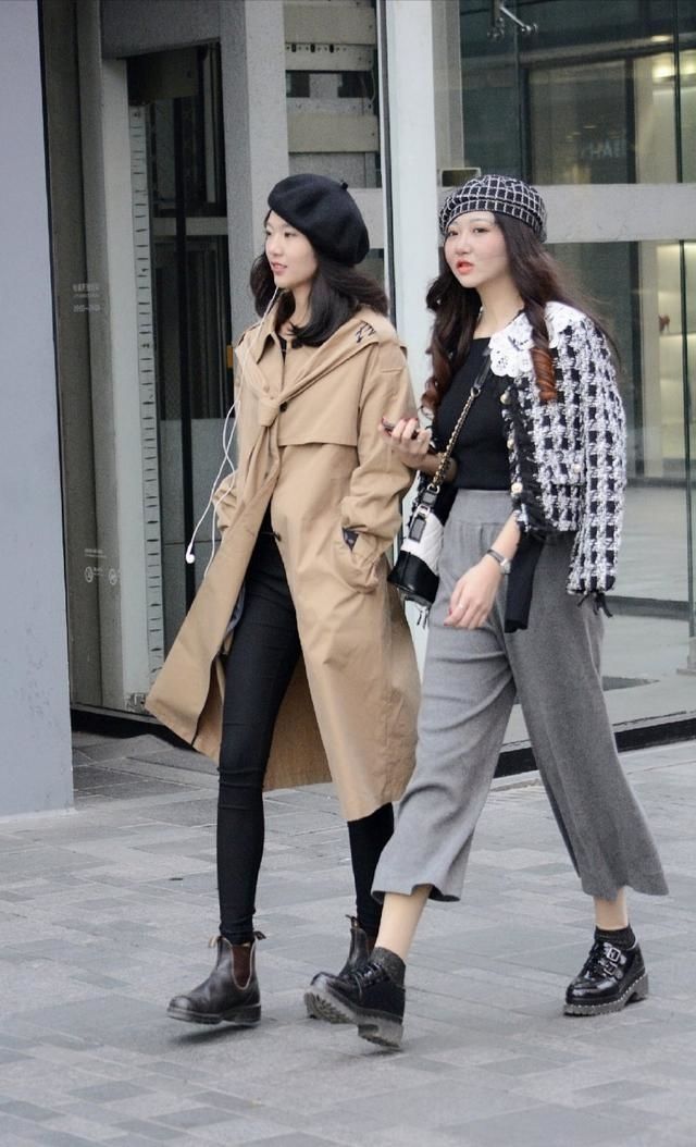 路人街拍,小姐姐戴一副粉色太阳镜,增添了时尚的气息