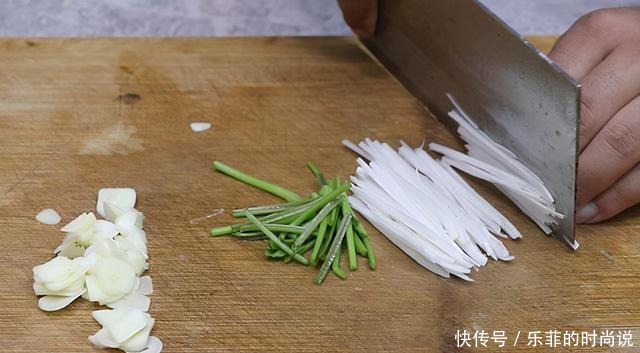 不一样的香辣土豆丝,蹦蹦脆,很爽口,做法简单,可当零食可当菜