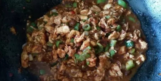 用1个青椒2个鸡蛋,做了一碗酱,全桌的人抢着吃