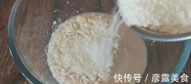 早餐饼的新吃法,不揉面不擀面,筷子一搅,比包子油条好吃,真香