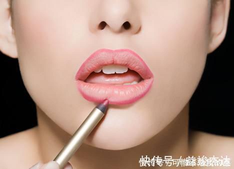 女生 女生涂口红时,千万别有这4个“习惯”,不然再贵口红都掉色沾杯