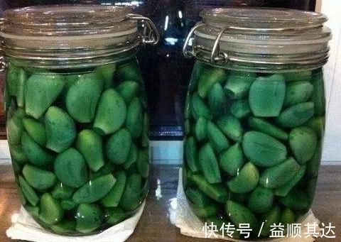 腌腊八蒜别只会加醋,多加这2种调料,蒜瓣清脆可口,1天就变绿