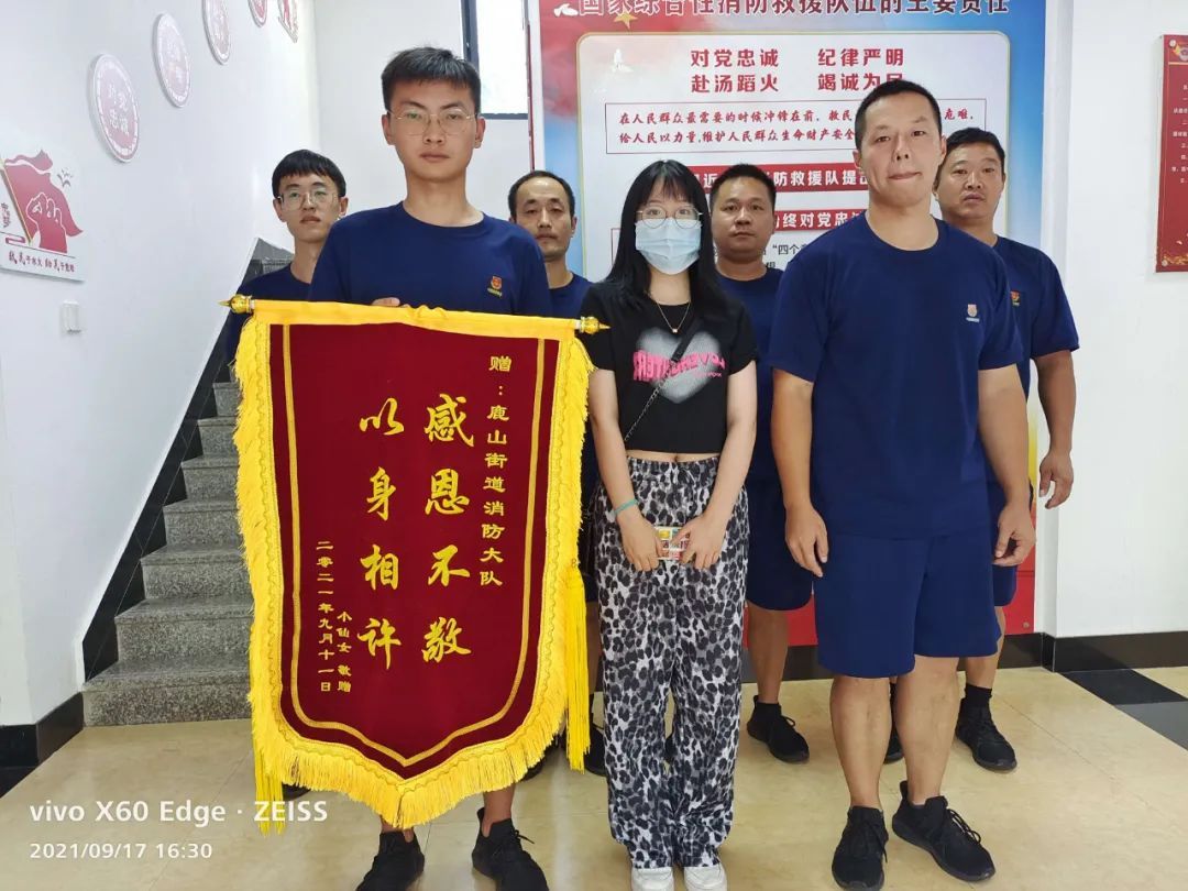 杭州|被消防员从涨潮中救出，杭州姑娘竟要“以身相许”！锦旗上的八个字，让小伙子们脸红了！