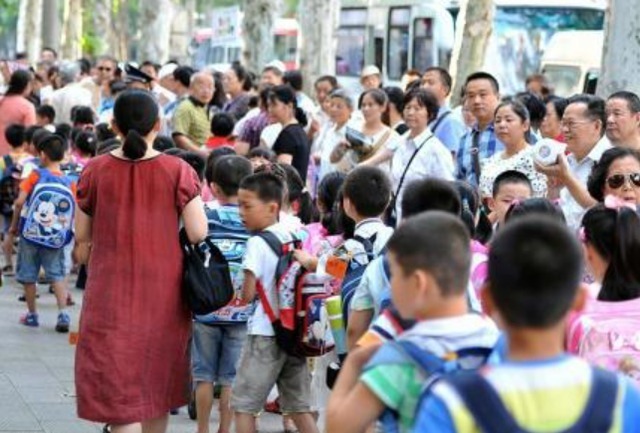 好好学习|大学教授怒斥家长:早晚接送会毁了孩子!不料网络上骂声此起彼伏