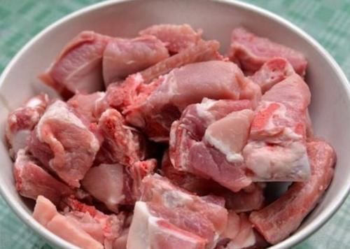 难怪猪肉那么香,还是将猪肉焯水去腥水,大厨,只要我们方法用对了