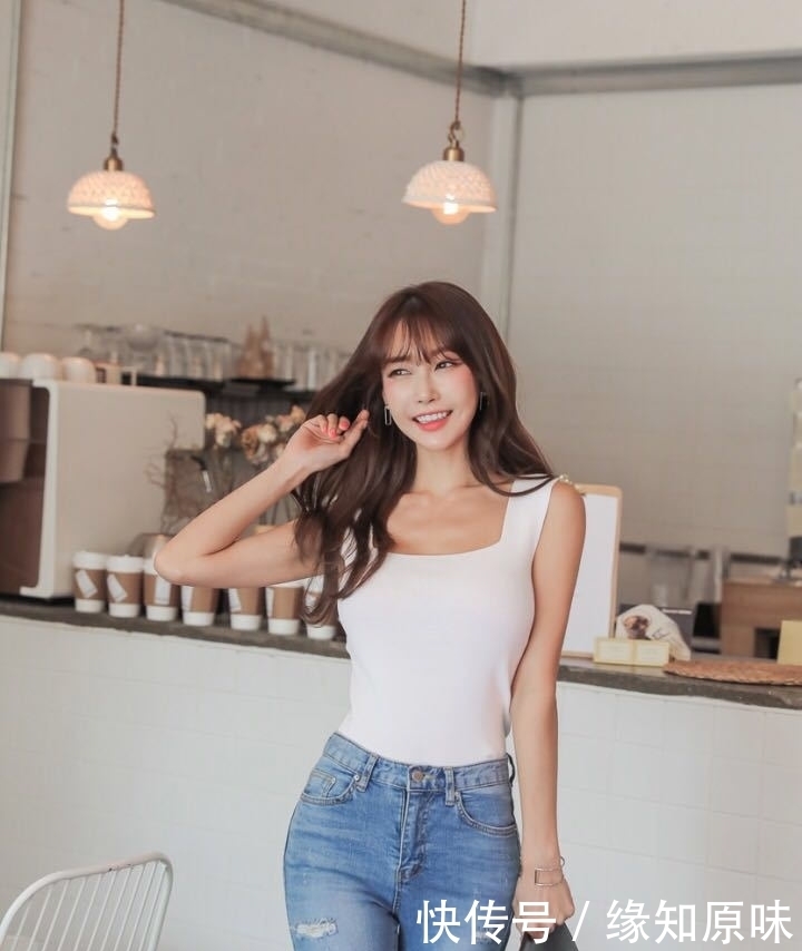 丰腴|街拍:高挑乖巧可人的美女,丰腴有致,展现的气质很有女人味!