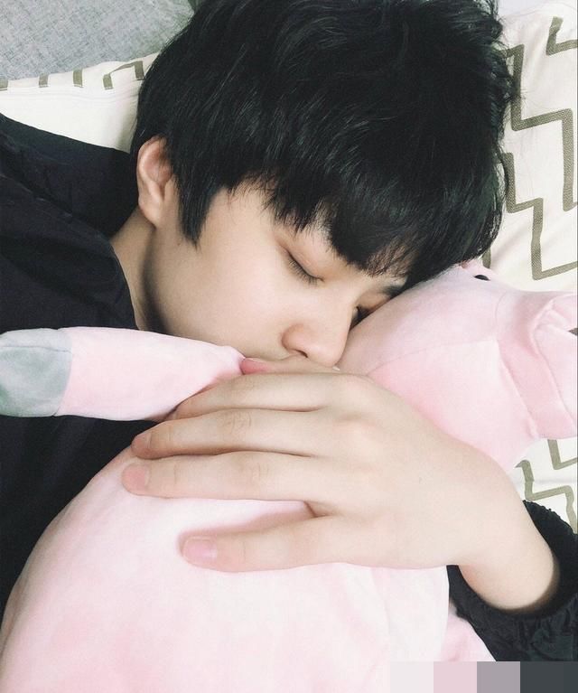 不愧是全世界最喜欢小猪佩奇的初中生,刘耀文连送礼都是小猪佩奇