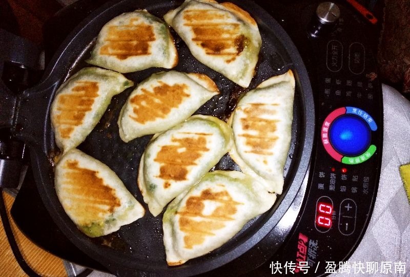 烙韭菜盒,调料施放有讲究!这么做皮酥馅鲜,韭菜翠绿不下汤