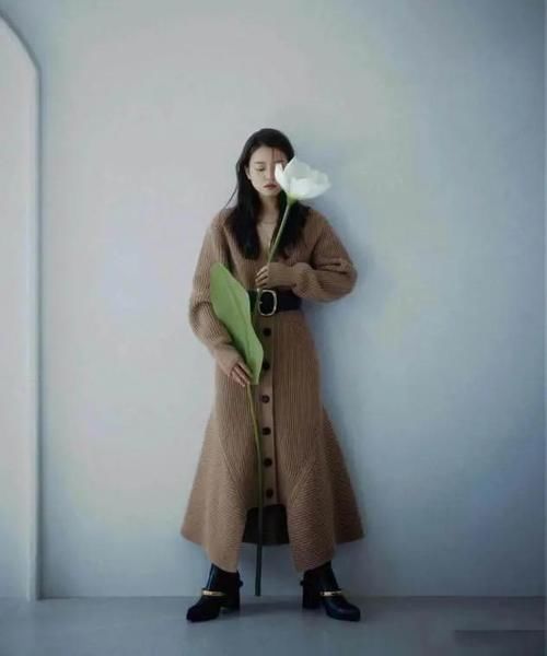 女人一旦过了45岁，一定要学会“减法穿搭”，时髦高级显气质如何打造＂减法穿搭＂