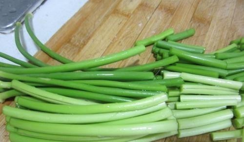 炒蒜苔,一定不要直接下油锅!少了这1步,蒜苔不香不嫩不入味