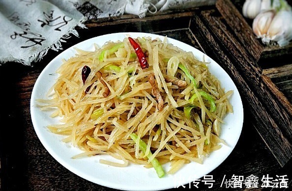 炒土豆丝,放醋时机很重要,学会2技巧,出锅鲜亮脆爽,酸辣入味