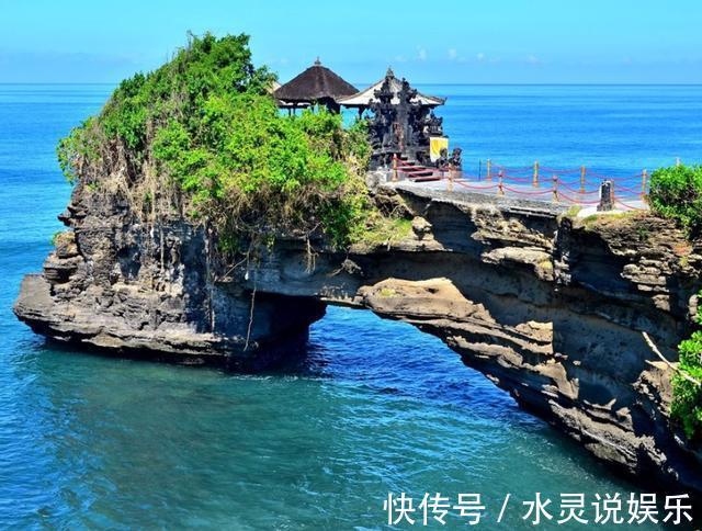 岛屿|巴厘岛“最神奇”寺庙，地处海中岩石上，涨潮成岛屿退潮变陆地