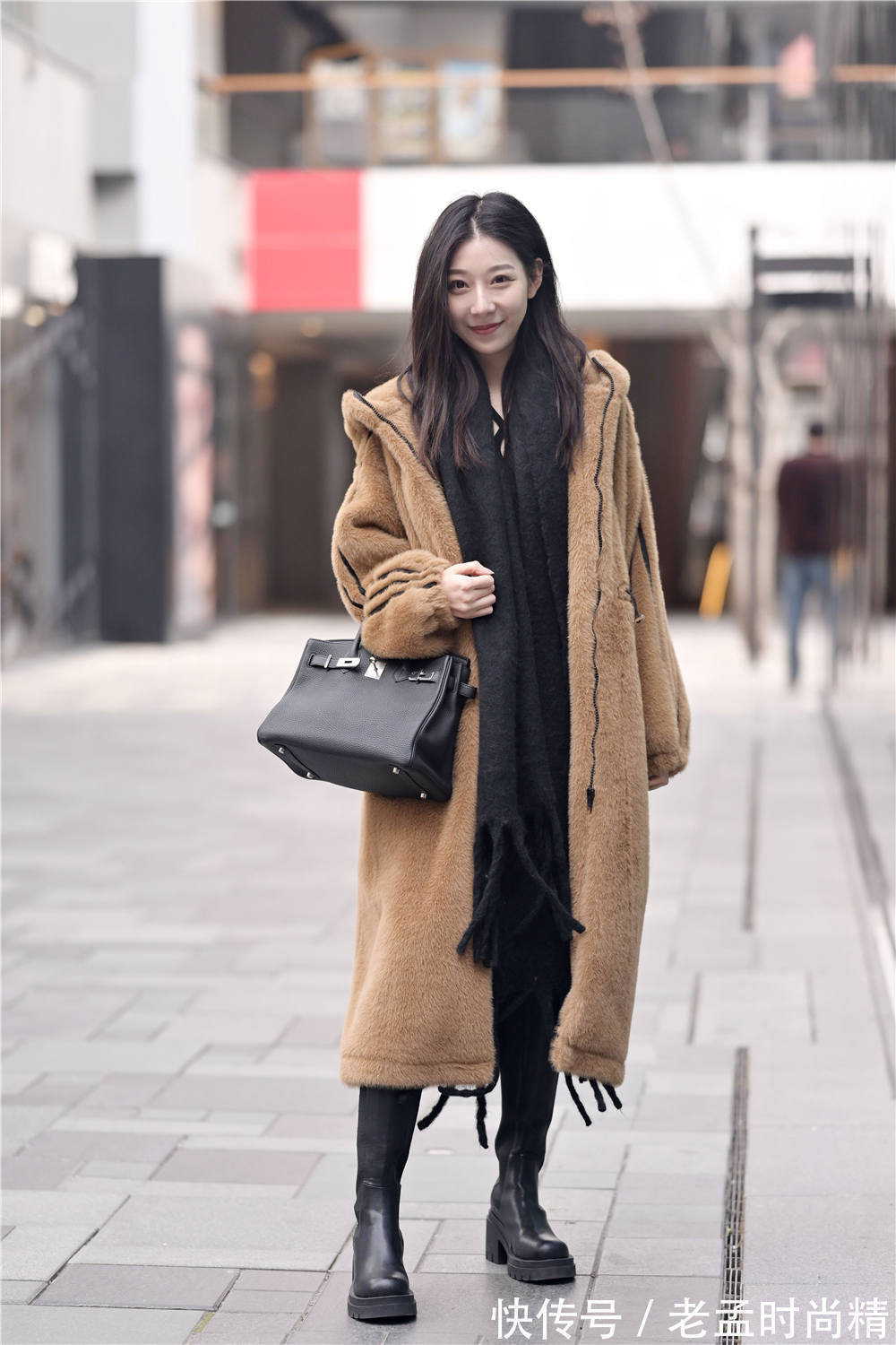 街拍|街拍:时尚美女选择大衣来搭配,冬天不是很冷,要穿出温暖