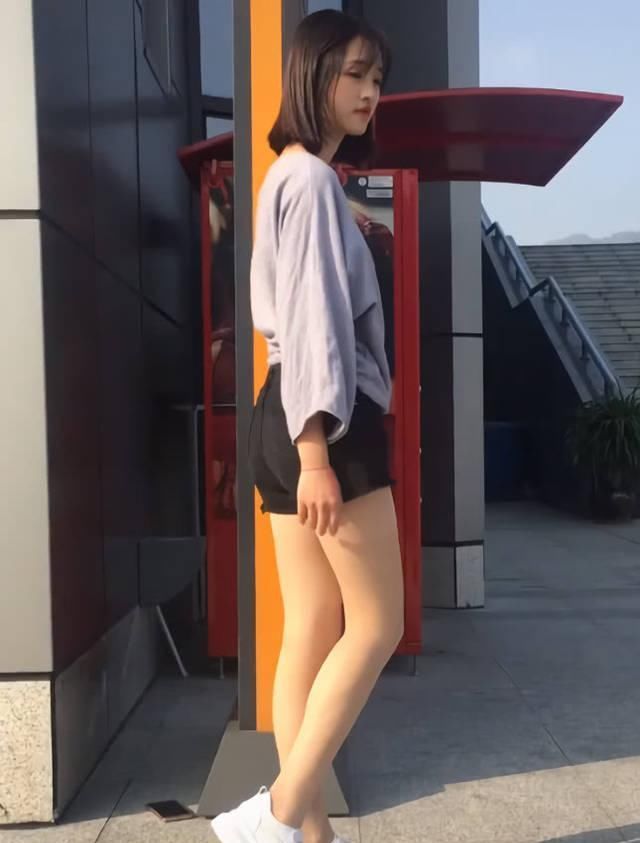 椅子|街拍小姐姐穿搭简约很舒服,转眼却在换鞋,但她还需要一把椅子