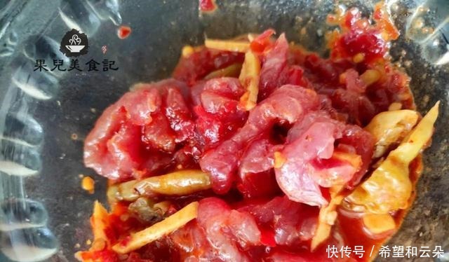 春天,用这菜炒肉,鲜香肉嫩,好吃又入味