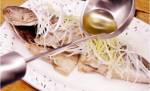 葱段|清蒸鱼时,有人放盐,有人放生抽,厨师长:都不放!教你正确做法