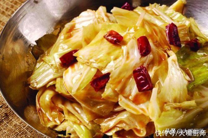 叶子|为啥饭店里的手撕包菜又香又脆？学会几个技巧，在家也能做得好吃
