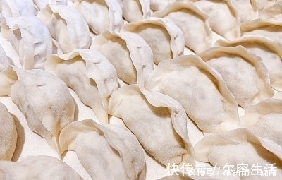 饺子|5块钱一斤的速冻饺子,到底是用什么做的?网友:怪不得那么便宜