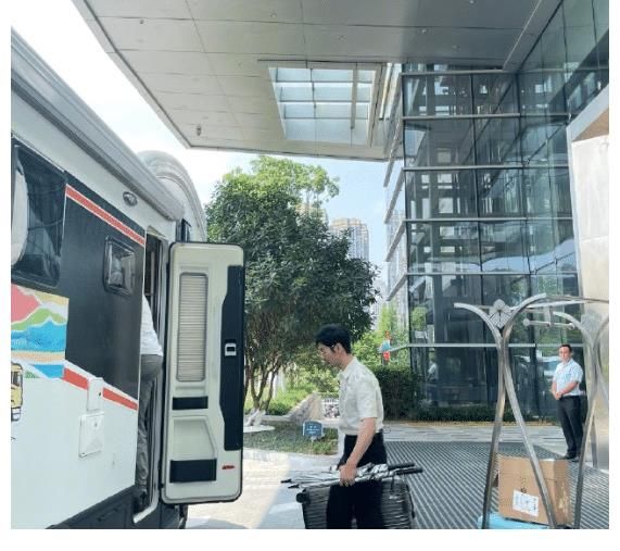 丁真|黃曉明開拍中餐廳5！新造型清爽帥氣，連腰身比例也好絕