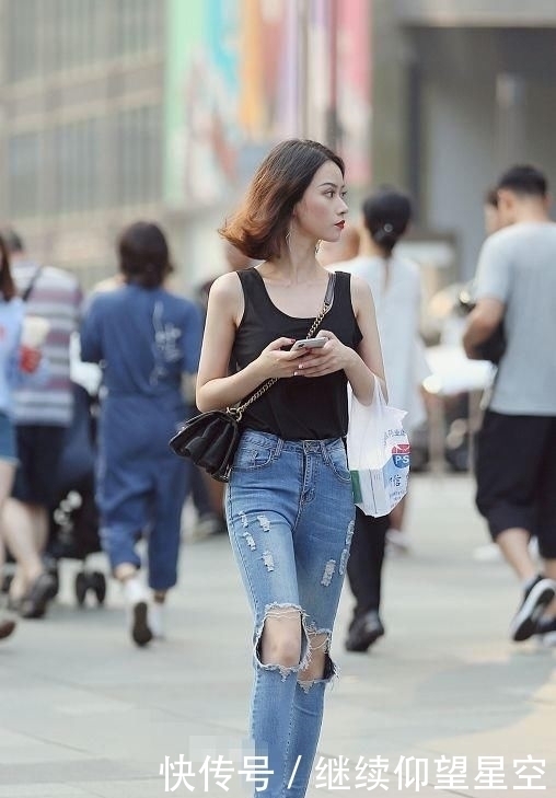 街拍迷人潮流个性的妹子,清爽自然很怡人