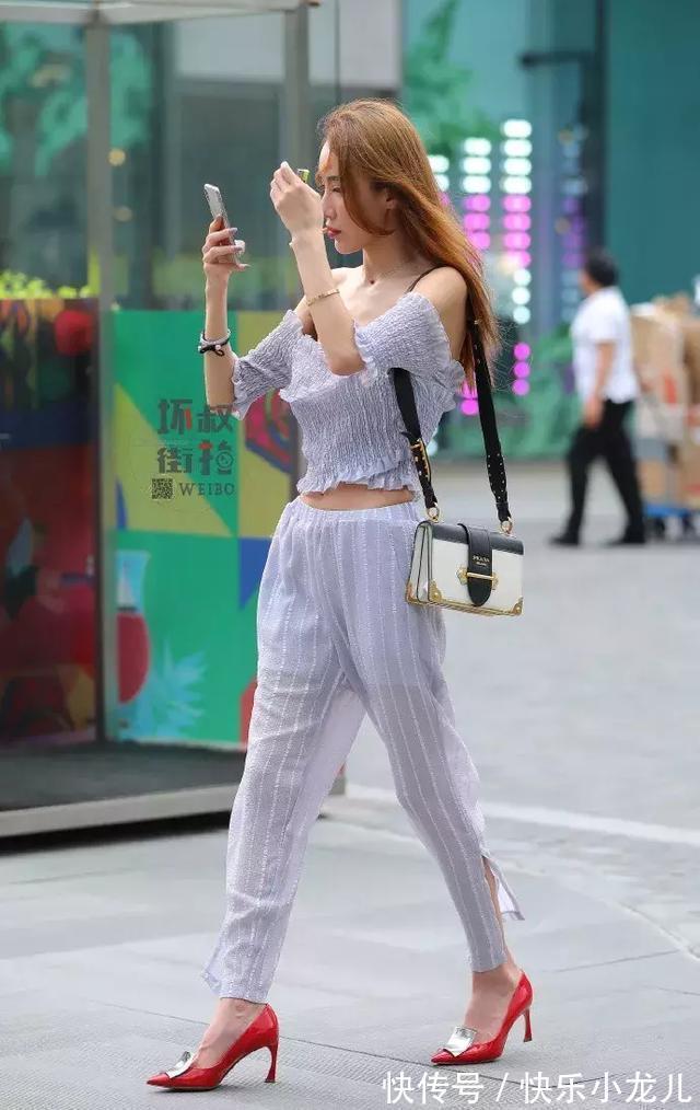 休闲裤 竖条纹元素的休闲裤,搭配一双红色的高跟鞋,显瘦又凉爽