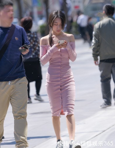 运动鞋 粉红色一步裙搭配黑色运动鞋,时尚精致,充满时尚感