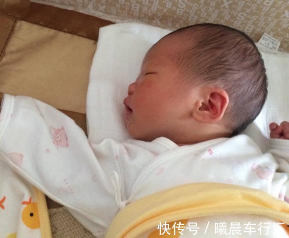 枕头|3个月内的小宝宝,睡姿会影响颜值,3种姿势要及时调整