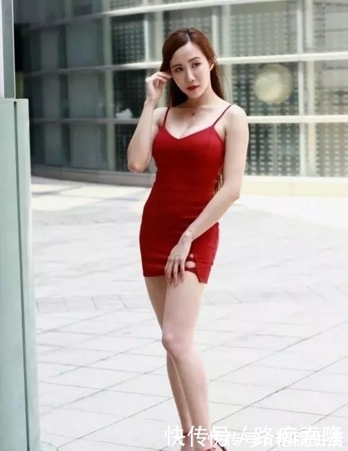 街拍|街拍：小姐姐过膝的长筒袜搭配小皮鞋，看起来非常的保暖又时髦