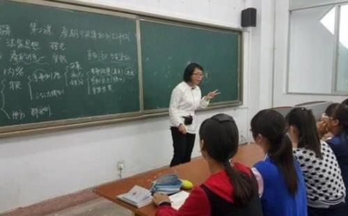 佛系老师VS普通老师，4张图完美诠释差距，学生看后直呼“真实”