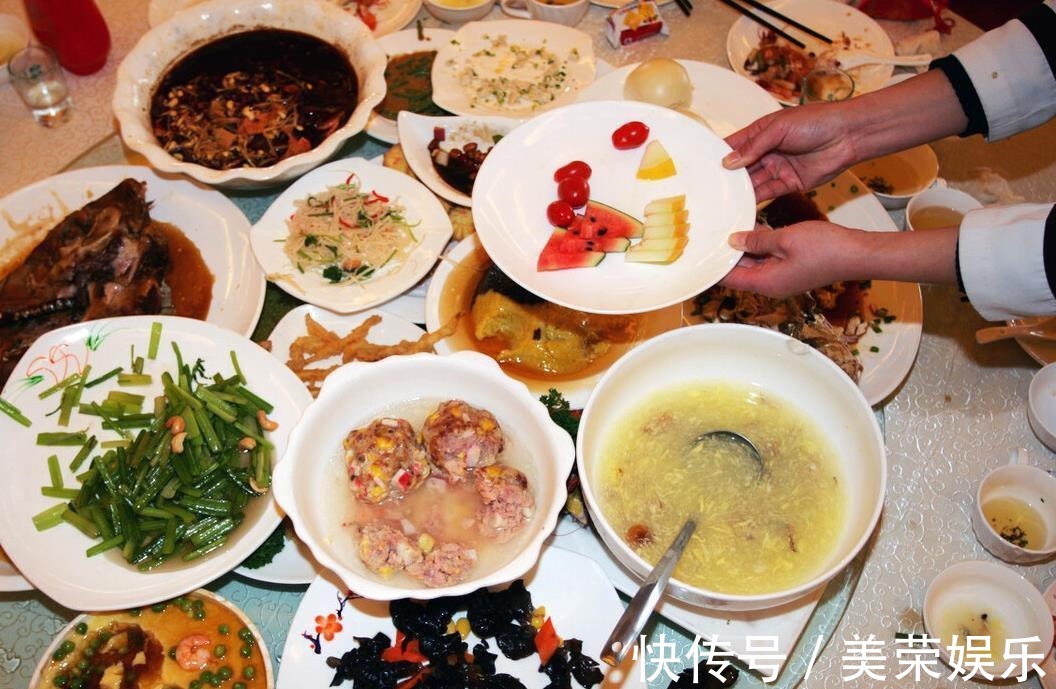 饮食习惯|7岁男童积食不长个,提醒各位家长3类“毒晚餐”别再喂孩子