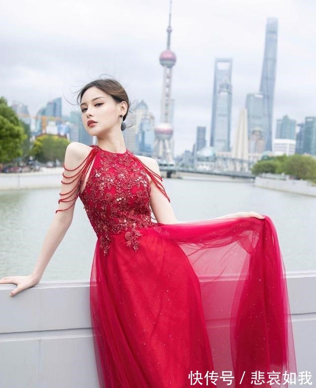 蕾丝 优雅的蕾丝提花与飘逸的蕾丝裙摆,搭配一双红色高跟鞋女神范十足!