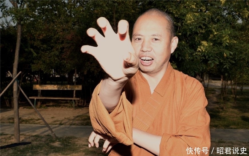 女子出上联:“面对面吃面”,和尚马上对下联,女子听后又羞又气