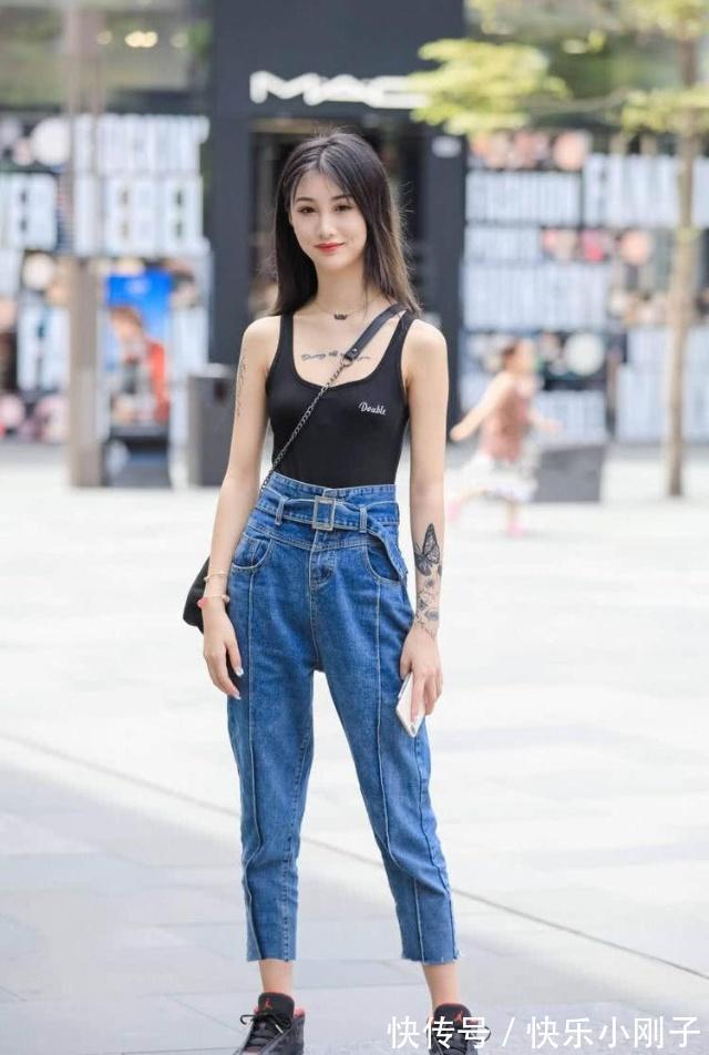 搭配 绿色的休闲背心搭配牛仔裤,精致的版型很显时尚气质