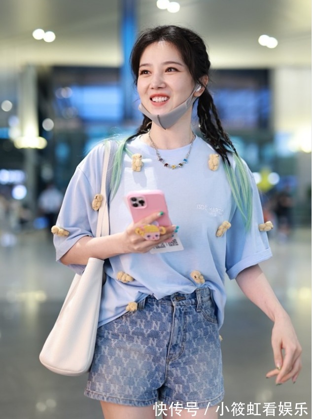 穿搭|陈小纭的打扮有点甜度超标,扎双马尾配T恤,还跟小孩子一样