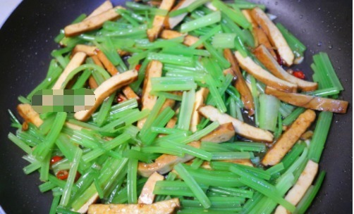 菜色|芹菜炒香干,直接炒就错了!少这一步,口感老硬,菜色也丑