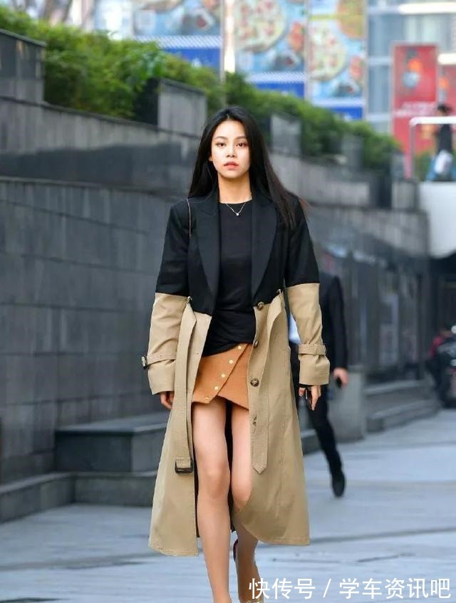 年轻女性 黑色打底衫搭配高腰休闲裤，温柔知性，貌美如花！