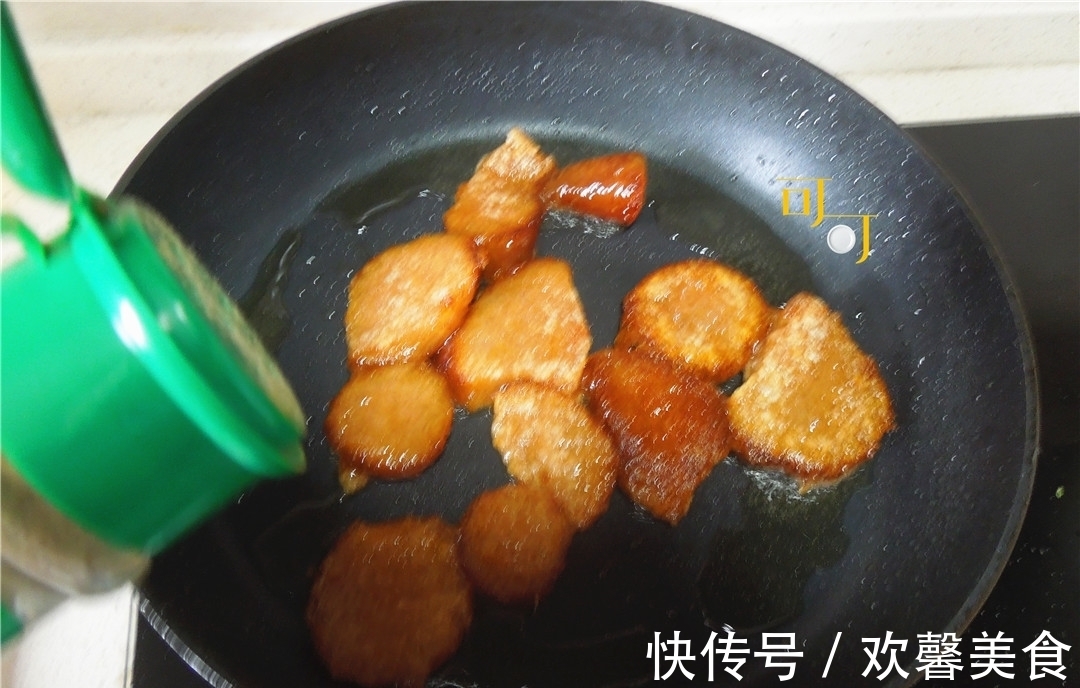 粽子|粽子别再蘸糖吃，换个法子炒一炒，金黄酥脆，包你家里粽子不够吃