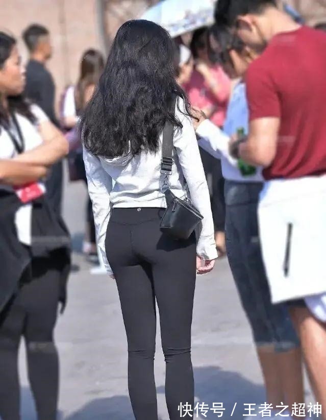 职场 穿“无痕”瑜伽裤的美女,造型风格娴静又好看,衬托精致!