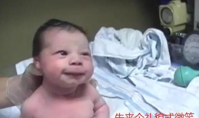 新生儿|刚出生的婴儿“心情好”,对大家“眨眼笑”,网友却喊话拍哭他
