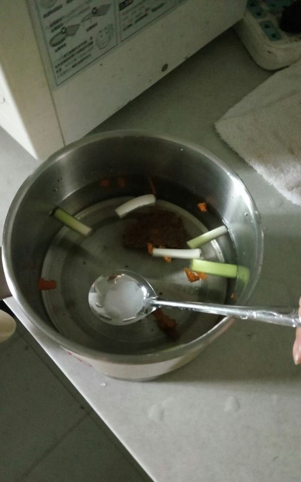 一家6口去吃火锅,只要锅底还吃了2小时,结账时服务员发现问题