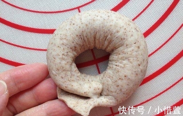 烤盘|教你做款少油少糖的面包，外形可爱像甜甜圈，主要是更健康