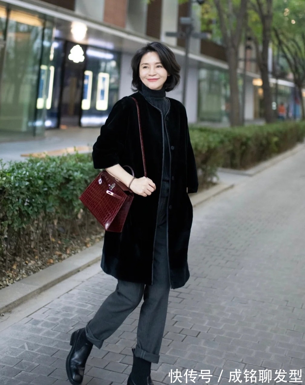 裤装|时髦又养眼,这位中年妈妈真会穿,从款式到搭配,既减龄又有品位