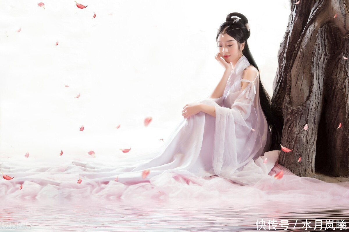 相思|晓看天色暮看云,行也思君,坐也思君。用一首古诗词说:我想你了