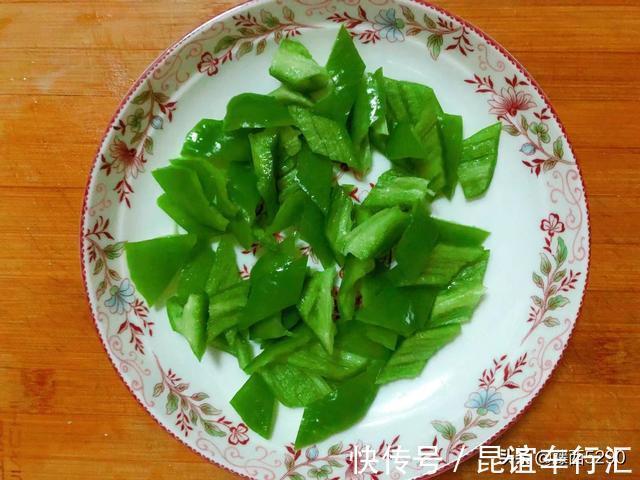 宽粉|尖椒炒东北水晶大拉皮,三分钟出锅的快手菜,谁吃谁香