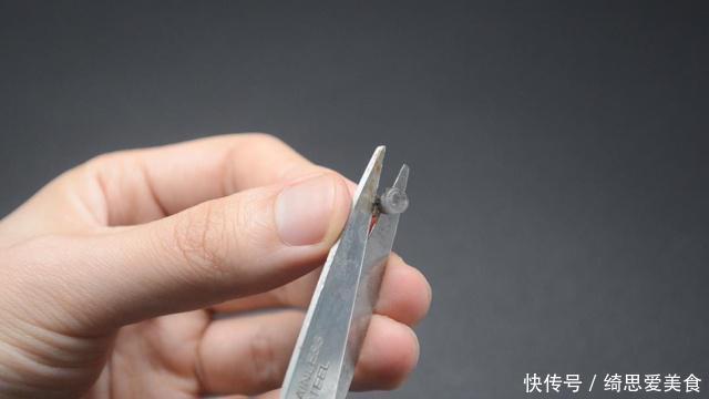 姑娘把笔芯缝在雨伞上,真是太聪明了,解决了困扰多年的难题