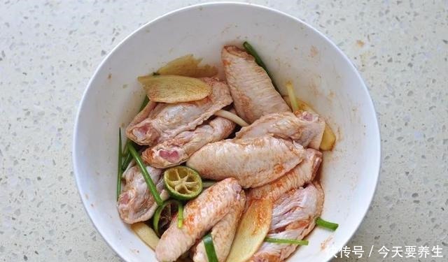 我家的鸡翅这样做,腌制一下入烤箱烤烤,金黄诱人上桌立马被抢光