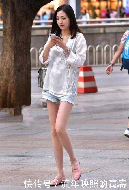 白色西装外套搭配黄绿色短裤,干净优雅,清纯灵动