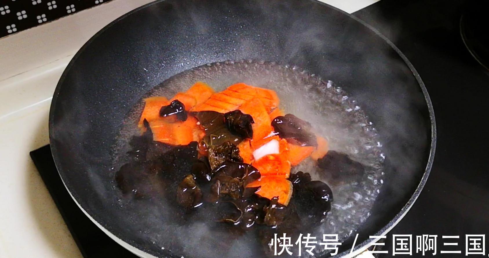 一日三餐|冬至后,多给孩子做这道五彩菜,维C含量极高,营养健康,太香了